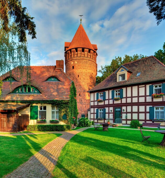 Idyllisch wohnen in den Gartenhäuschen auf dem Gelände des 4 Sterne Hotel Ringhotel Schloss Tangermünde in Tangermünde | © Ringhotel Schloss Tangermünde in Tangermünde