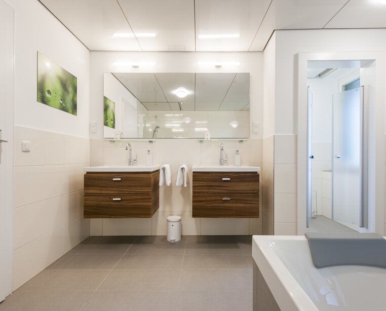 Bad der Elisabeth Suite im Ringhotel Schorfheide | Tagungszentrum der Wirtschaft in Joachimsthal, 4-Sterne Hotel in der Nähe von Berlin | © Ringhotel Schorfheide | Tagungszentrum der Wirtschaft
