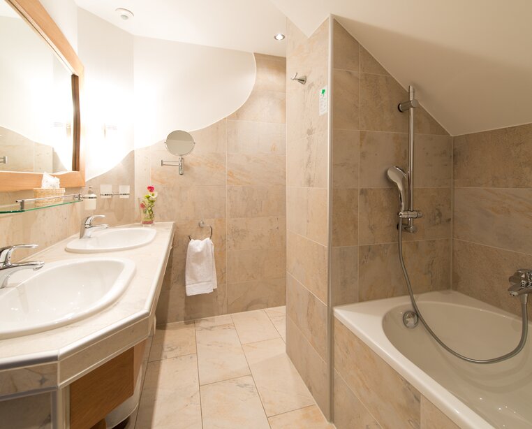 Badezimmer des Superior Zimmer im 4 Sterne Ringhotel Schwarzwald-Hotel Silberkönig in Gutach-Bleibach aus | © Ringhotel Schwarzwald-Hotel Silberkönig