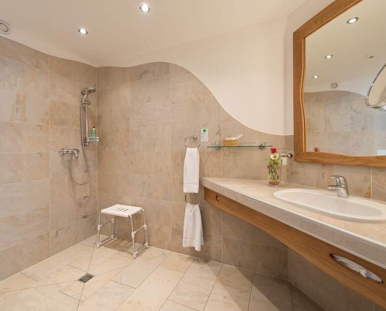 Großes Badezimmer mit viel Platz im 4 Sterne Ringhotel Schwarzwald-Hotel Silberkönig in Gutach-Bleibach | © Ringhotel Schwarzwald-Hotel Silberkönig in Gutach-Bleibach