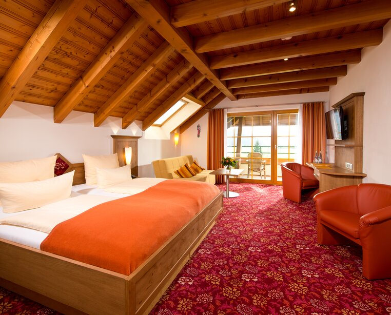 Gemütlichkeit im Landhausstil der Superior Zimmer mit Balkon im 4 Sterne Ringhotel Schwarzwald-Hotel Silberkönig in Gutach-Bleibach | © Ringhotel Schwarzwald-Hotel Silberkönig in Gutach-Bleibach