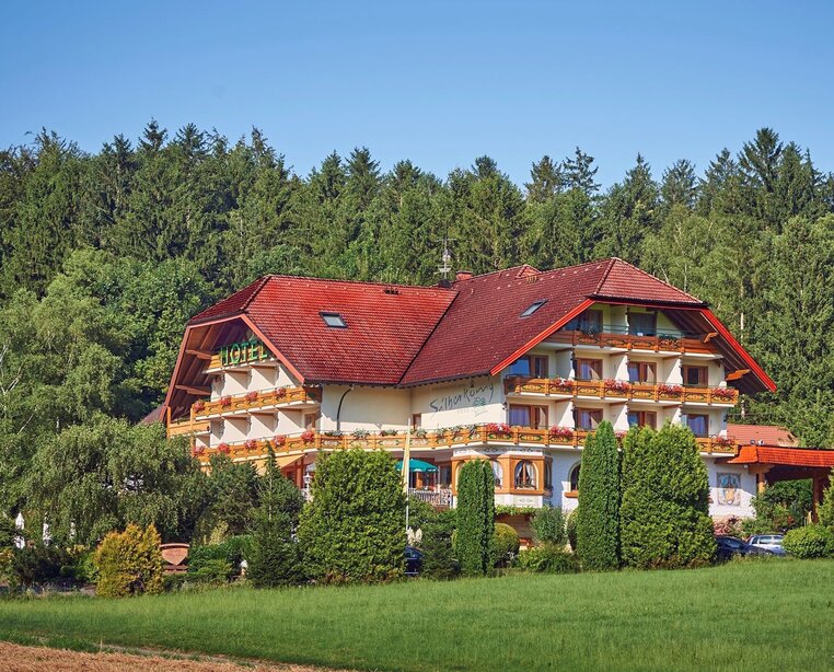 Am Waldrand, inmitten der Ferienregion ZweiTälerLand, empfängt Sie unser 4 Sterne Ringhotel Schwarzwald-Hotel Silberkönig in Gutach-Bleibach im typischen Schwarzwälder Landhausstil | © Ringhotel Schwarzwald-Hotel Silberkönig in Gutach-Bleibach