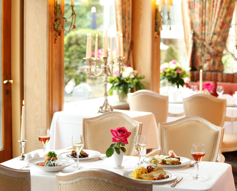 Festive decorated table at the restaurant au lac in the 4-star Ringhotel Seehof in Berlin | © Ringhotel Seehof in Berlin,