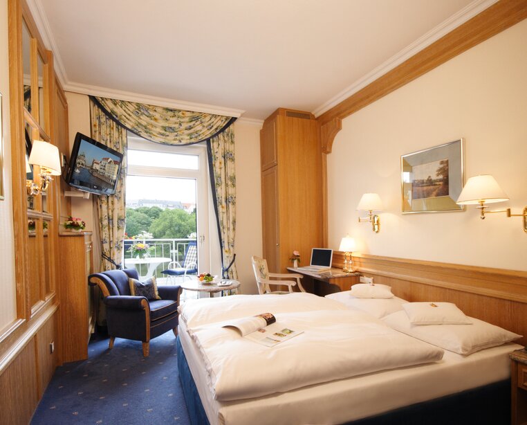 Comfortable deluxe room with balcony and lake view at the 4-star Ringhotel Seehof in Berlin | © Ringhotel Seehof in Berlin