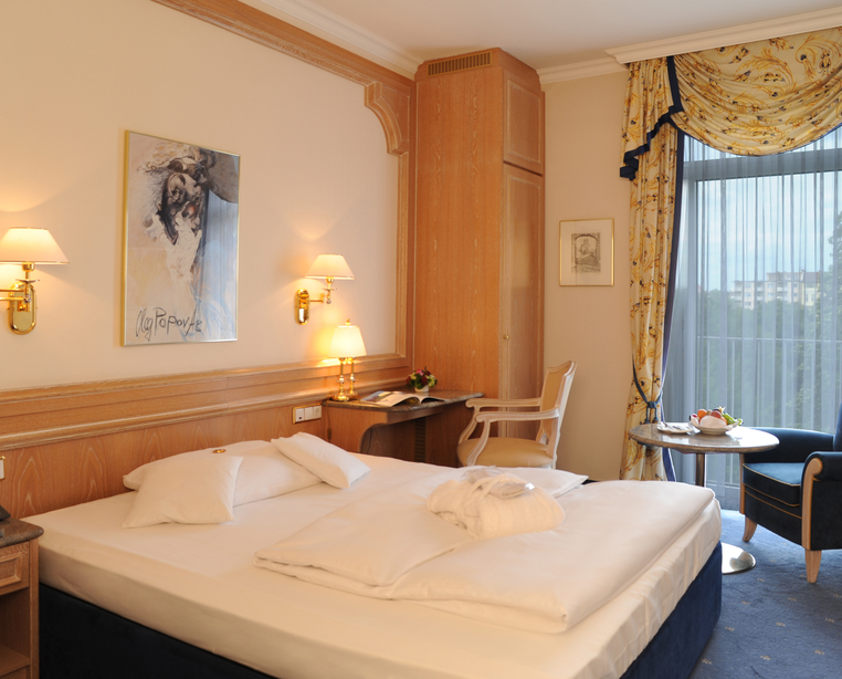 Stylishly decorated double room with lake view at the 4-star Ringhotel Seehof in Berlin | © Ringhotel Seehof in Berlin