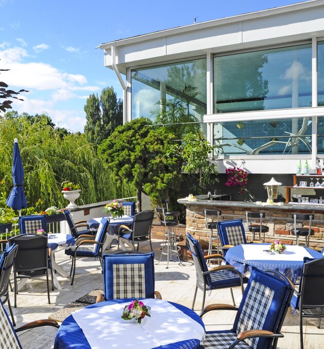 Idyllic terrace with view over the lake in the 4-star Ringhotel Seehof in Berlin | © Ringhotel Seehof in Berlin