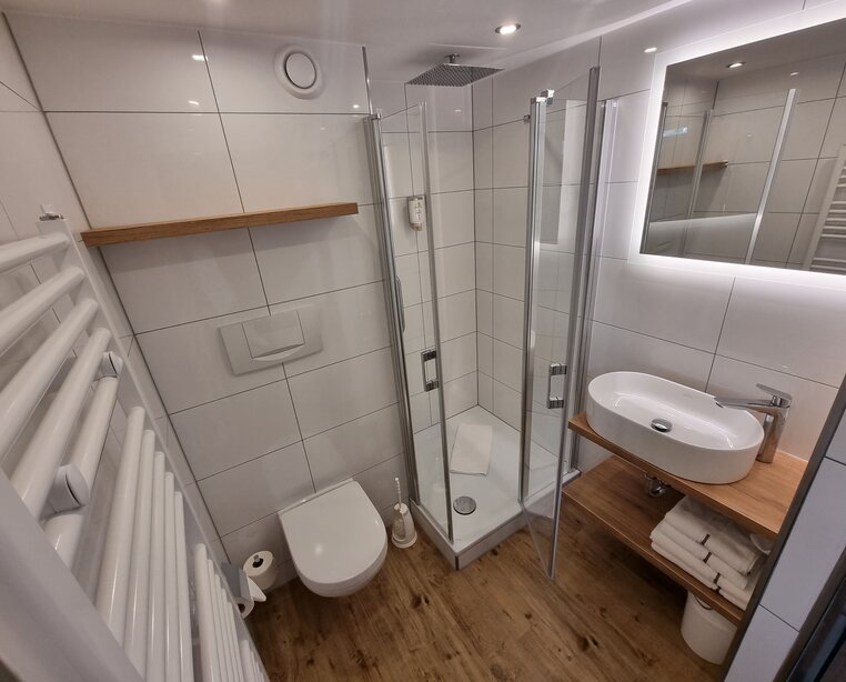 Badezimmer im 4 Sterne Superior Hotel Grasellenbach Siegrfiedbrunnen | © Ringhotel Siegfriedbrunnen in Grasellenbach