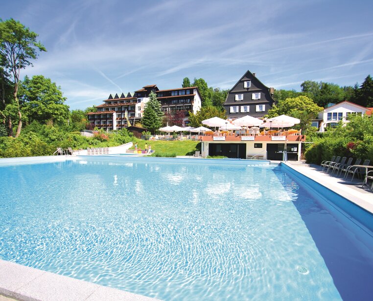 Das 4 Sterne Superior Hotel Ringhotel Siegfriedbrunnen in Grasellenbach liegt im grünen Herzen des Unesco Geoparks Nibelungenland | © Aussenansicht mit Meerwasserbad des Ringhotel Siegfriedbrunnen in Grasellenbach, 4 Sterne Superior Hotel im Odenwald