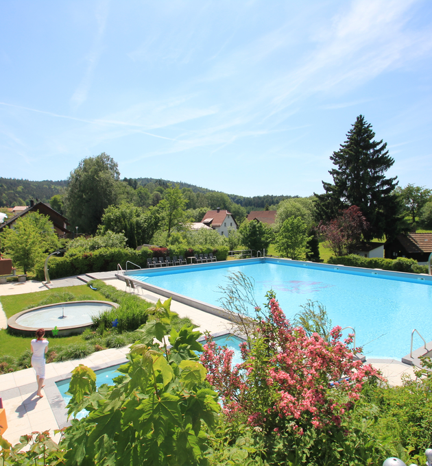 Großartiges, beheiztes Meerwasser-Freibad im 4 Sterne Superior Hotel Ringhotel Siegfriedbrunnen in Grasellenbach | © Ringhotel Siegfriedbrunnen in Grasellenbach