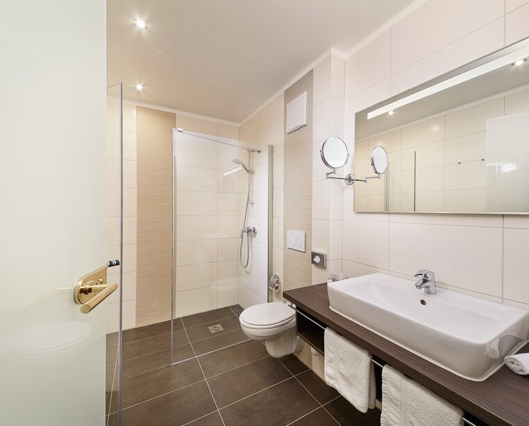 Badezimmer mit Dusche des Ringhotels Sonneck 4 Sterne Hotel in Bad Wörishofen im Allgäu | © Ringhotel Sonneck in Bad Wörishofen
