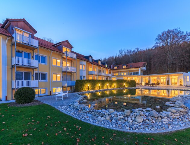 Nächtliche Außenansicht mit Teich des Ringhotels Sonneck 4 Sterne Hotel in Bad Wörishofen im Allgäu | © Ringhotel Sonneeck in Bad Wörishofen