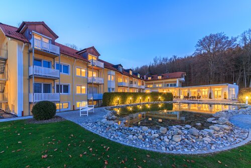 Nächtliche Außenansicht mit Teich des Ringhotels Sonneck 4 Sterne Hotel in Bad Wörishofen im Allgäu | © Ringhotel Sonneeck in Bad Wörishofen