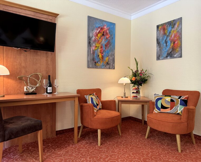 Sessel und Schreibtisch im Sonneck Doppelzimmer des Ringhotel Sonneck 4 Sterne Hotel in Bad Wörishofen im Allgäu | © Ringhotel Sonneck in Bad Wörishofen