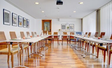 Moderner Konferenzraum mit Präsentationsbildschirm, vorbereitet für Tagungen im Ringhotel Sonnenhof in Baiersbronn, einem 4-Sterne-Hotel im Schwarzwald. | © Ringhotel Sonnenhof in Baiersbronn