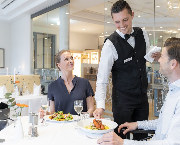 Im Restaurant des 4 Sterne Superior Hotel Ringhotel Strandblick in Kühlungsborn tafeln Kenner und Genießer der gehobenen regionalen und internationalen Küche | © DomusImages und Ringhotel Strandblick in Kühlungsborn