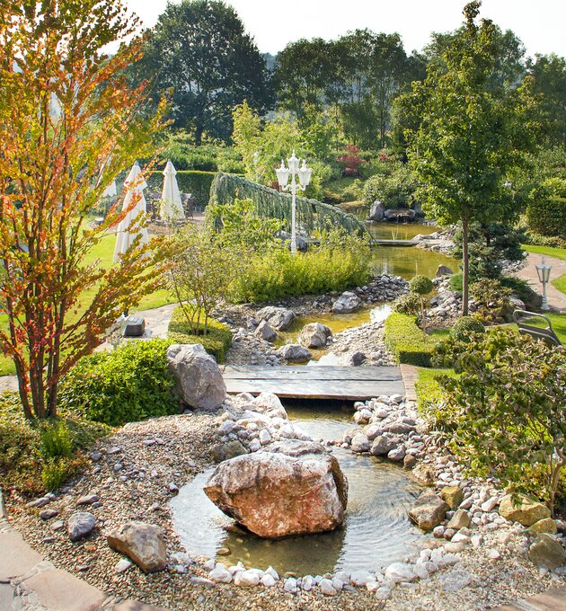 Well-being garden with lawn and pond at the 4-star-superior hotel Ringhotel Teutoburger Wald in Tecklenburg | © Ringhotel Teutoburger Wald in Tecklenburg