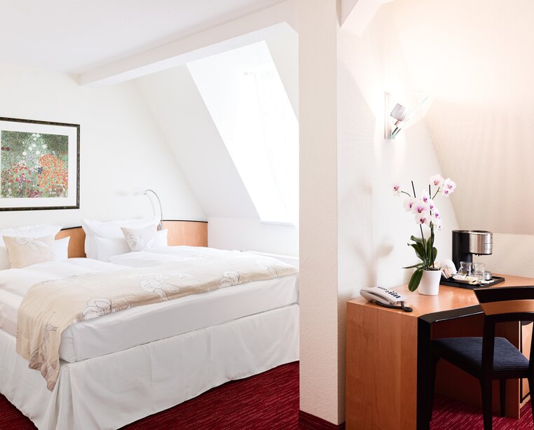 Helles und freundliches Schlafzimmer der Suite im 4 Sterne Superior Ringhotel Vitalhotel ambiente in Bad Wilsnack | © Ringhotel Vitalhotel ambiente in Bad Wilsnack
