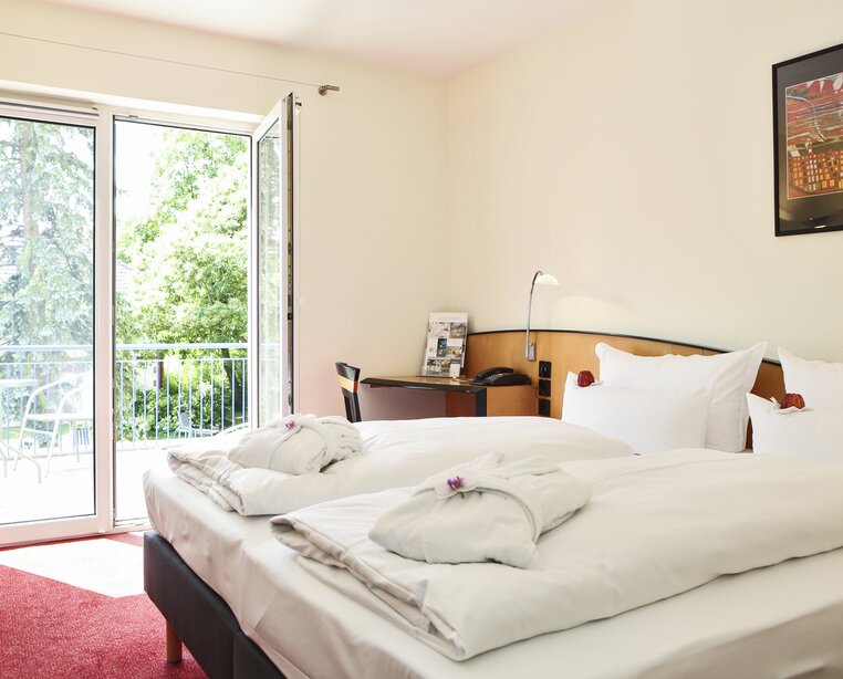 Helle und freundliche Zimmer mit Balkon im 4 Sterne Superior Ringhotel Vitalhotel ambiente in Bad Wilsnack | © Wohnbeispiel Doppelzimmer mit Balkon / Copyright Beate Wätzel