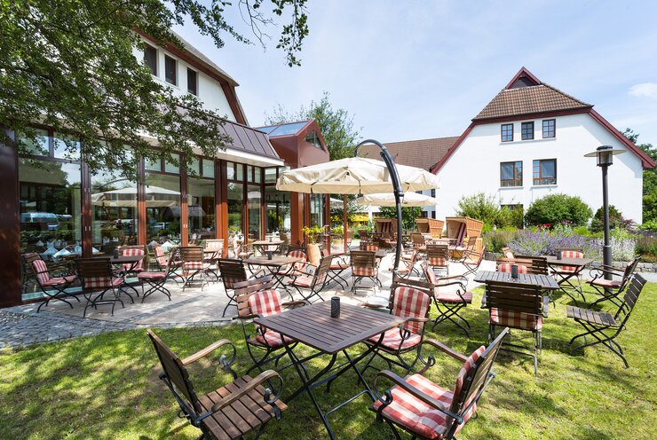 Terrasse mit Strandkörben am 4 Sterne Hotel Ringhotel Warnemünder Hof in Rostock-Warnemünde | © Ringhotel Warnemünder Hof