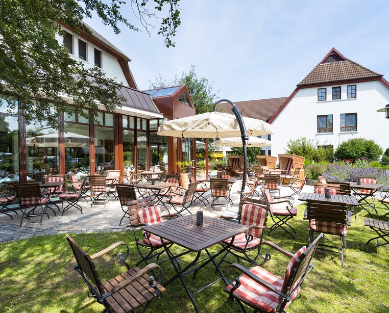 Terrace with strandkorb at the 4-star hotel Ringhotel Warnemuender Hof in Rostock-Warnemuende | © Ringhotel Warnemünder Hof
