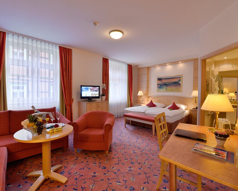 Comfort-room with sofa corner at the 4-star hotel Ringhotel Weißer Hirsch in Wernigerode | © Ringhotel Weißer Hirsch in Wernigerode