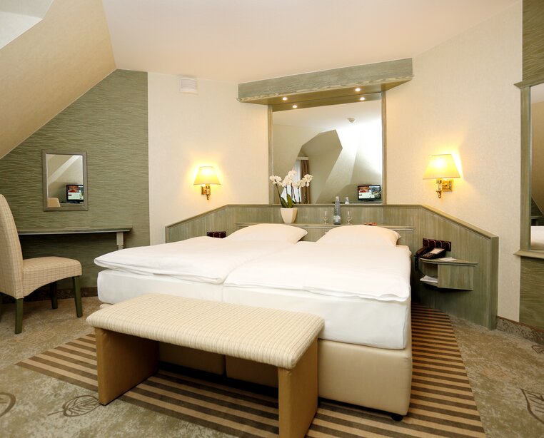 Spacious and brightly Deluxe-room at the 4-star hotel Ringhotel Weißer Hirsch in Wernigerode | © Ringhotel Weißer Hirsch in Wernigerode
