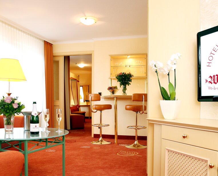 Comfortable room with sofa corner at the 4-star hotel Ringhotel Weißer Hirsch in Wernigerode | © Ringhotel Weißer Hirsch in Wernigerode