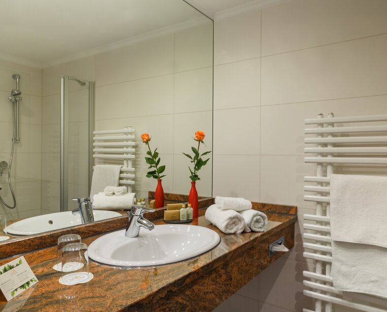 Bad im Standardzimmer im Ringhotel Zum Stein, 4-Sterne Hotel, angrenzend an das Gartenreich Dessau-Wörlitz | © Ringhotel Zum Stein