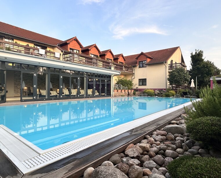 Beheizter Außenpool im 4 Sterne Hotel Ringhotel Zum Stein in Wörlitz | © Ringhotel Zum Stein in Wörlitz