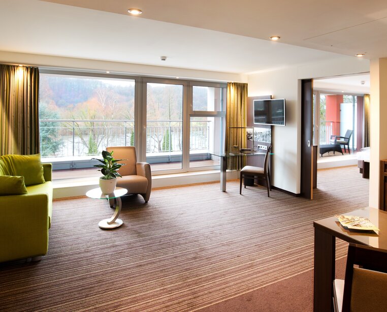 Bedroom, living room and barrier free bath area with bathtub and steam shower of the suite in the 4-star hotel Ringhotel Zweibruecker Hof in Herdecke | © Ringhotel Zweibrücker Hof in Herdecke