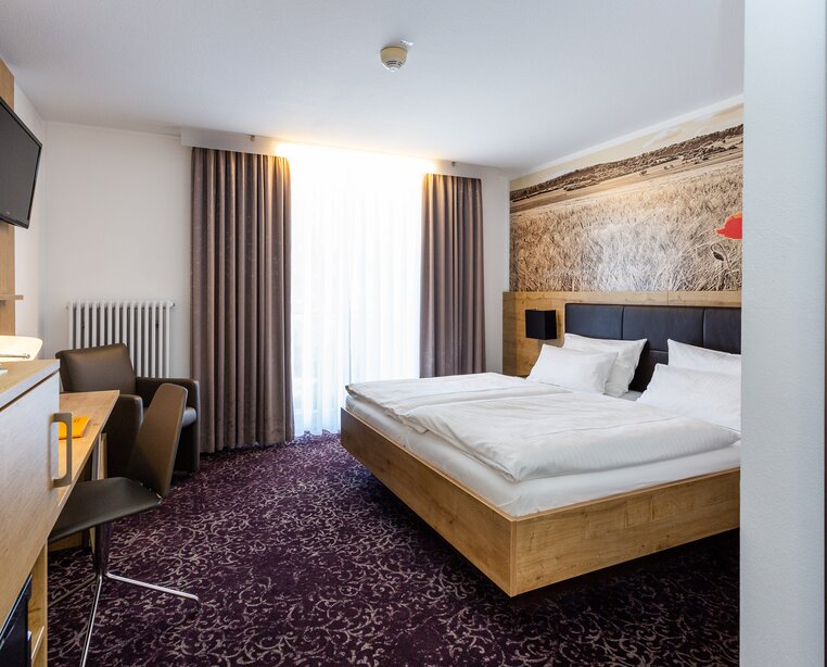 Business hotel room with double bed, desk and TV at Ringhotel sKreuz in Steinheim, 4 stars hotel | © Ringhotel sKreuz Steinheim