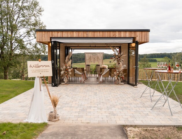 Outdoor wedding ceremony setup at the SonnenBlume pavilion of Ringhotel sKreuz in Steinheim, a 4-star hotel in Swabia. | © Ringhotel sKreuz - Steinheim