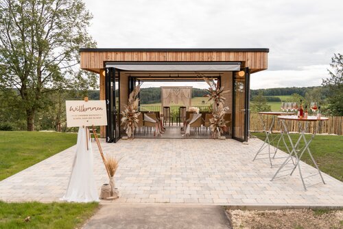 Outdoor wedding ceremony setup at the SonnenBlume pavilion of Ringhotel sKreuz in Steinheim, a 4-star hotel in Swabia. | © Ringhotel sKreuz - Steinheim