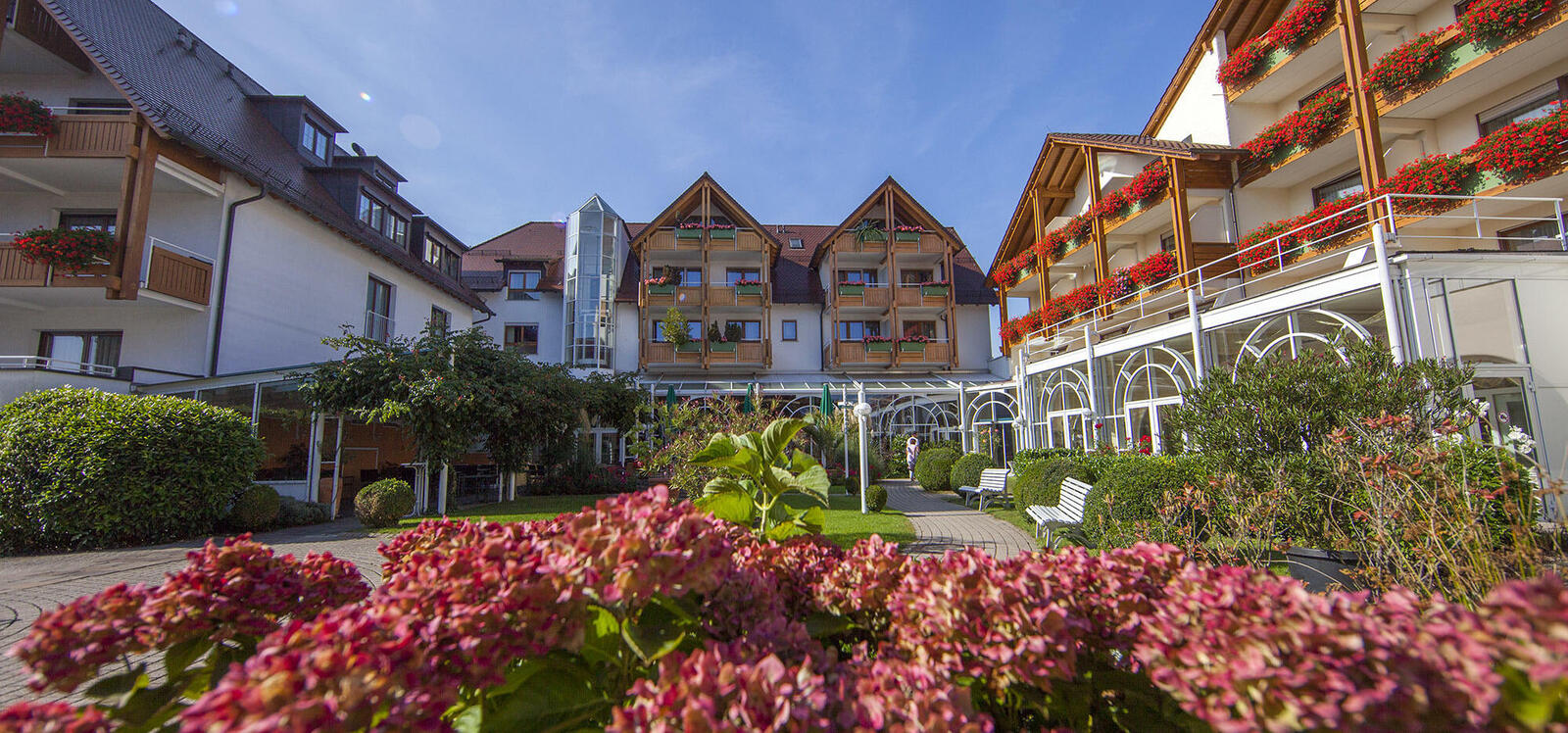Das 4 Sterne Superior Hotel Ringhotel Krone in Friedrichshafen, am Stadtrand von Friedrichshafen gelegen und umgeben von Obstbaumwiesen