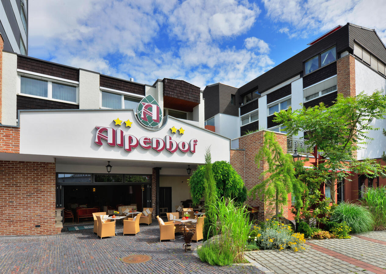 Eingangsbereich mit Terrasse im Ringhotel Alpenhof in Augsburg, Schwaben