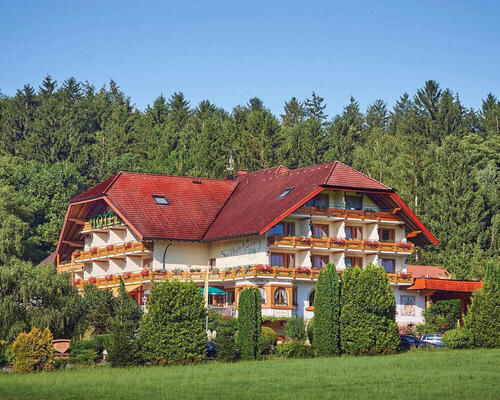 Am Waldrand, inmitten der Ferienregion ZweiTälerLand, empfängt Sie unser 4 Sterne Ringhotel Schwarzwald-Hotel Silberkönig in Gutach-Bleibach im typischen Schwarzwälder Landhausstil