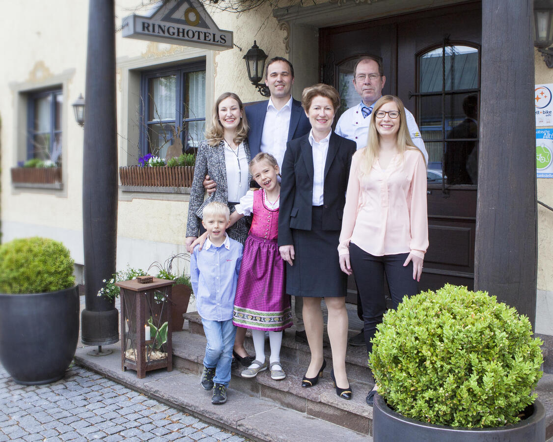 Familienbild (v.l.n.r.) Melanie Maier mit Ehemann Marc, Mutter Gerda, Vater Hans Henner und Schwester Marie Louise sowie den Kindern Anton und Maxie Louise