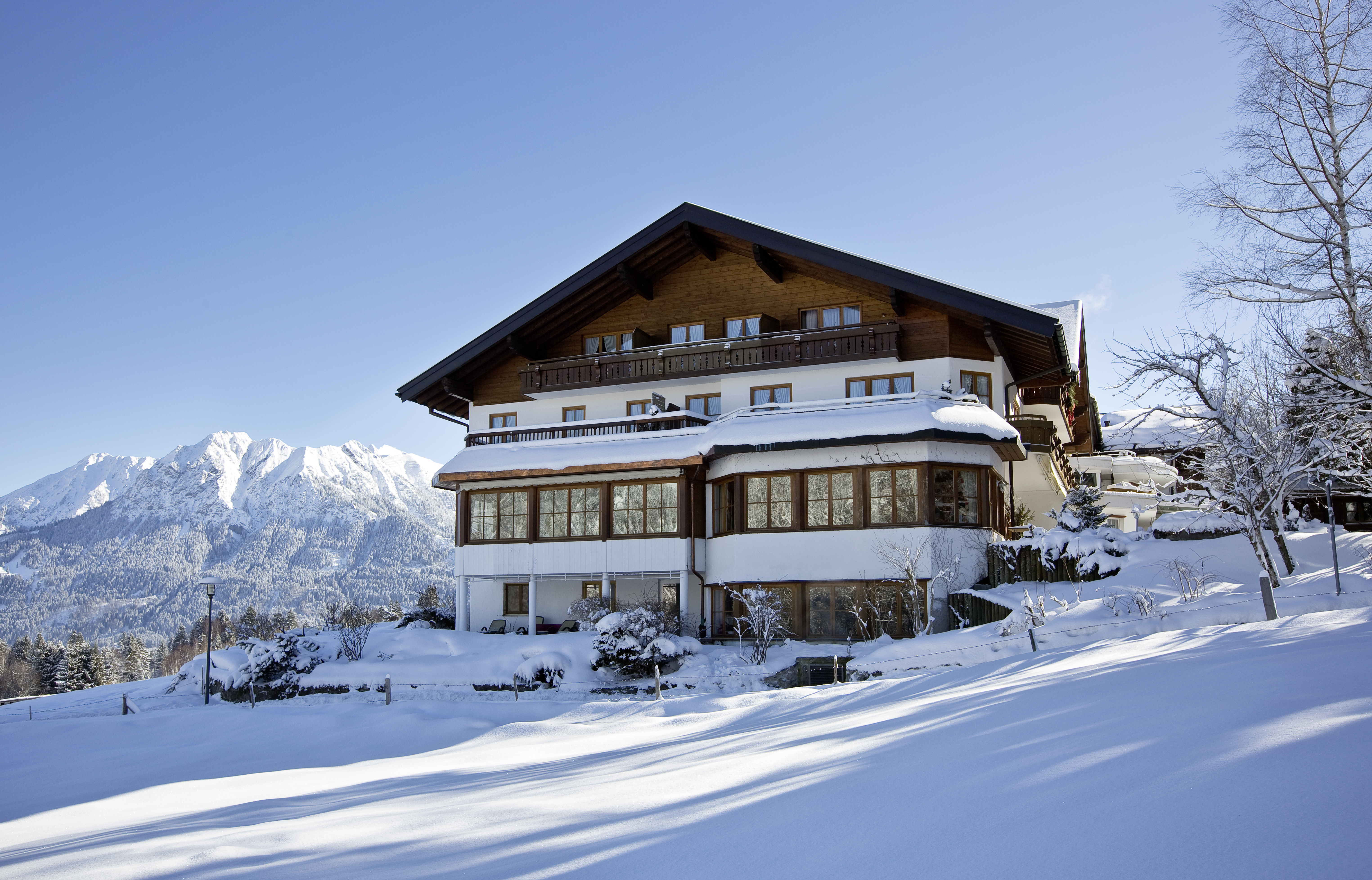 Winterliche Hausansicht des 4 Sterne Hotel Ringhotel Ferienhotel Nebelhornblick in Oberstdorf