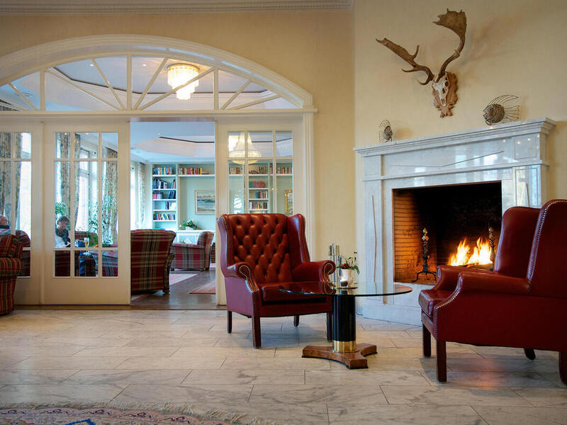Lobby und Aufenthaltsbereich mit Kamin im 4 Sterne Superior Hotel Ringhotel Hohe Wacht in Hohwacht