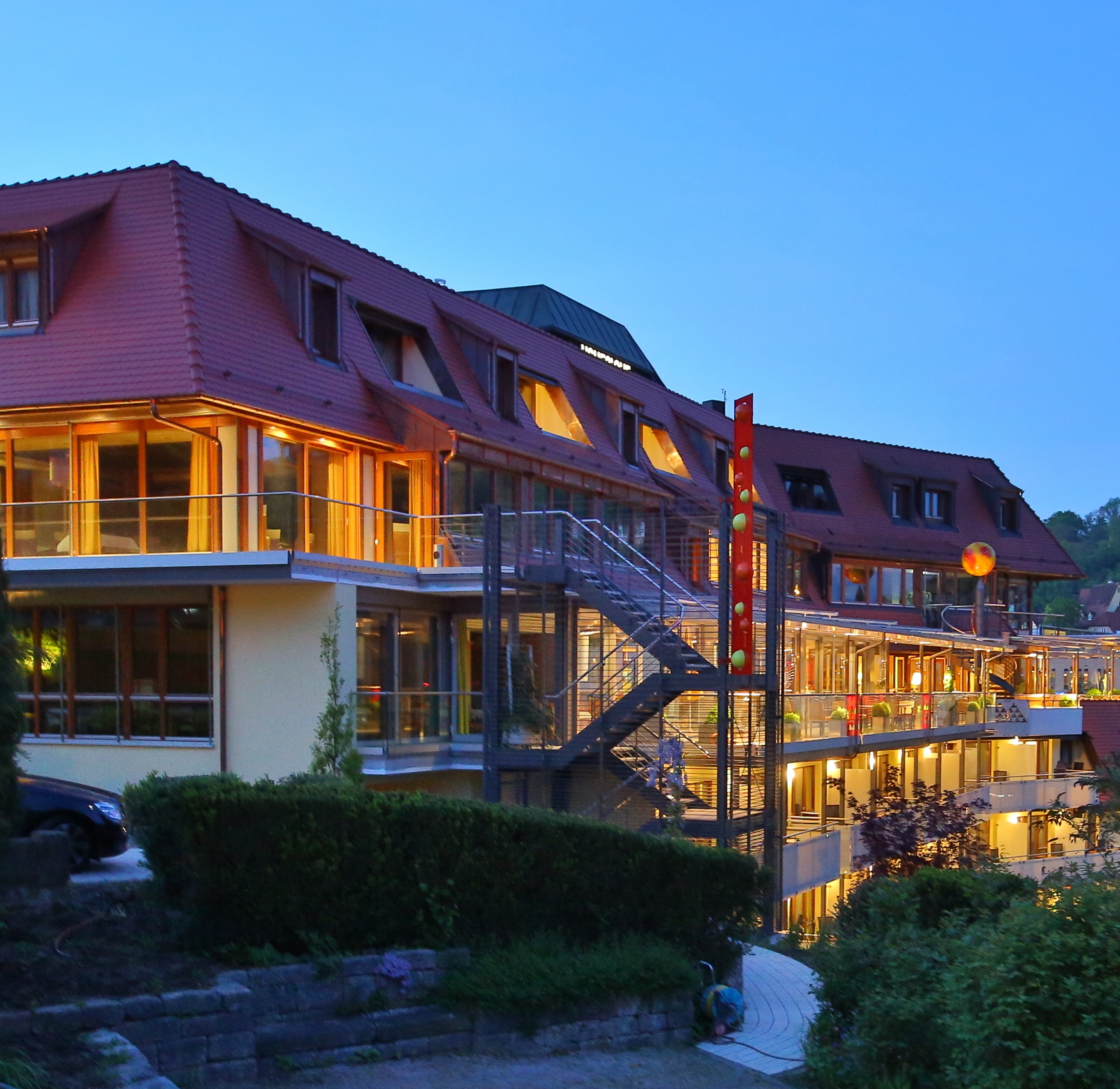 Außenansicht bei Nacht, das 4 Sterne Superior Hotel Ringhotel Hohenlohe in Schwäbisch Hall