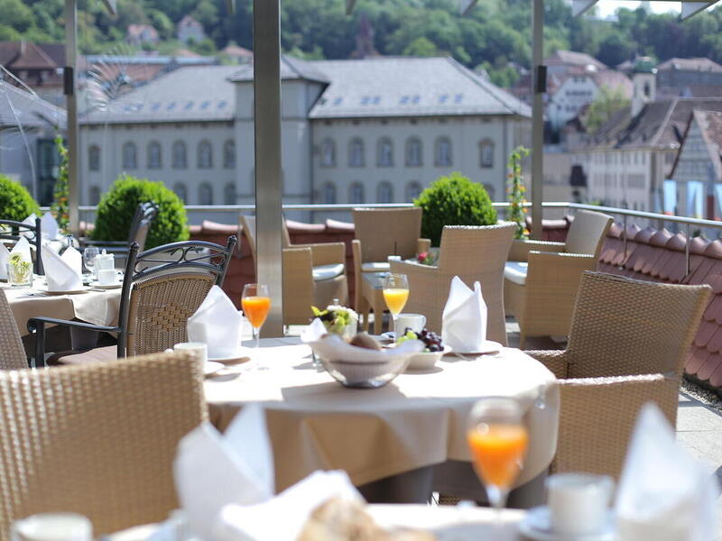 Starten Sie mit einem reichhaltigem Frühstück auf der Terrasse des 4 Sterne Superior Hotel Ringhotel Hohenlohe in Schwäbisch Hall in den Tag