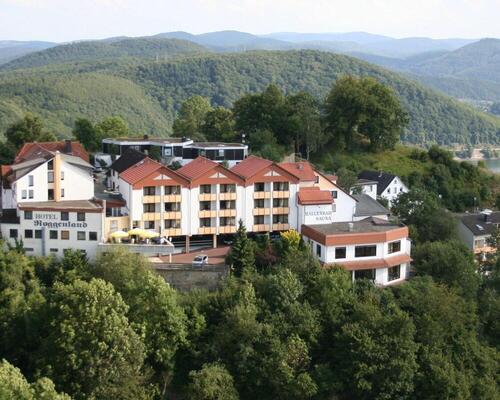 Oberhalb mit Blick auf den Edersee liegt das Ringhotel Roggenland in Waldeck, 4-star hotel in the Hessian uplands / Vogelsberg