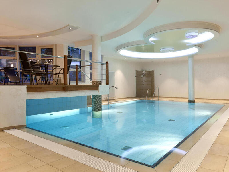 Ansprechend gestalteter Schwimmbadbereich im 4 Sterne Hotel Ringhotel Am Stadtpark in Lünen 