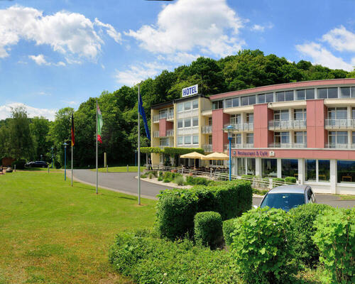 Das 3 Sterne Superior Hotel Ringhotel Haus Oberwinter in Remagen/Bonn liegt ruhig und doch verkehrsgünstig auf der Rheinhöhe