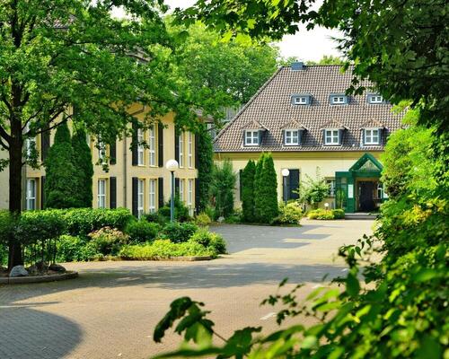 Einfahrt zum reizende, im Grünen gelegenen, 4 Sterne Ringhotel Waldhotel Heiligenhaus in Heiligenhaus